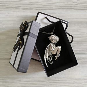 Halsband med hänge i tyst ängelfe, skyddsängel i målad legering, 8 kedjestilar, meningsfull present till henne och honom bild 3