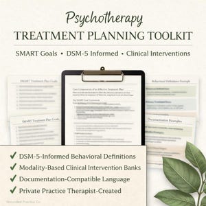 Puede incluir: Un kit de herramientas de planificación del tratamiento para psicoterapia. La imagen muestra una carpeta negra con documentos y texto. El título dice "Psychotherapy TREATMENT PLANNING TOOLKIT". El texto adicional incluye "SMART Goals", "DSM-5 Informed" y "Clinical Interventions".