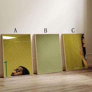 Peut inclure: Trois affiches de film encadrées, appuyées contre un mur. Les affiches présentent un fond jaune-vert avec le mot "Backrooms" et le logo A24. L'une montre un visage, une autre est unie, et la troisième montre une main.