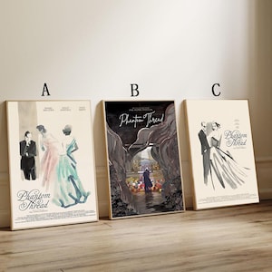 Può includere: Tre stampe artistiche incorniciate con il film "Phantom Thread". Le stampe hanno un'estetica vintage, con illustrazioni in stile acquerello e il titolo del film in elegante scrittura. La tavolozza dei colori comprende beige, nero e sfumature di blu e rosa.