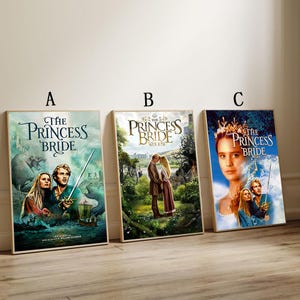 Puede incluir: Tres carteles enmarcados de la película "The Princess Bride". Cada cartel presenta diferentes ilustraciones, con el título visible. Los carteles están en marcos de madera y apoyados contra una pared.
