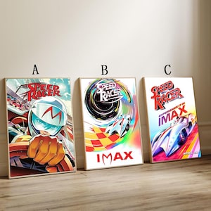 以下が含まれることがあります： 3つの額入りスピードレーサー映画ポスター。ポスターAにはヘルメットをかぶったドライバーが描かれています。ポスターBには、市松模様のトラックを走る車と「IMAX」の文字があります。ポスターCには「Experience it in IMAX」の文字があります。