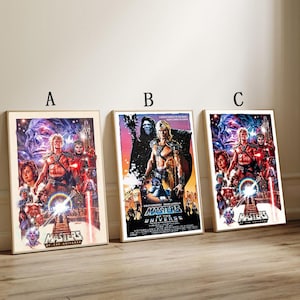 以下が含まれることがあります： 「マスターズ・オブ・ザ・ユニバース」の映画ポスターが3枚、額縁に入って展示されています。ポスターには、登場人物と映画のタイトルがカラフルに描かれています。ポスターは木製のフレームに入っており、壁に立てかけられています。