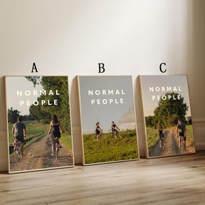 Può includere: Tre stampe artistiche incorniciate con la scritta "NORMAL PEOPLE". Ogni stampa presenta una fotografia di persone in bicicletta. Le stampe sono esposte contro un muro neutro.