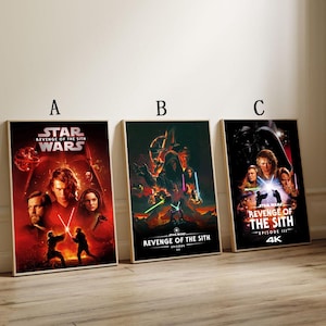Può includere: Tre poster rettangolari di Star Wars Revenge of the Sith etichettati A, B e C. Il poster A presenta un collage dai toni rossi di personaggi e spade laser. Il poster B mostra una scena scura e suggestiva con spade laser luminose. Il poster C mostra un montaggio a tema nero con ritratti di personaggi e il testo Revenge of the Sith Episode III 4K.