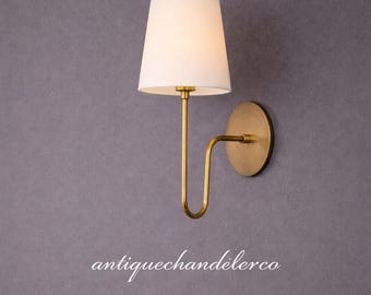 手作りのミッドセンチュリーモダン真鍮製壁掛け照明器具、リネンシェード付き、ヴィンテージウォールランプ