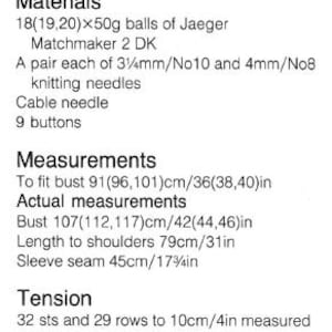 Pu&ograve; includere: Una pagina di istruzioni per la maglia con testo che descrive materiali, misure e tensione. Le misure includono circonferenze del busto di 91, 96 e 101 cm. La cucitura della manica &egrave; di 45 cm.