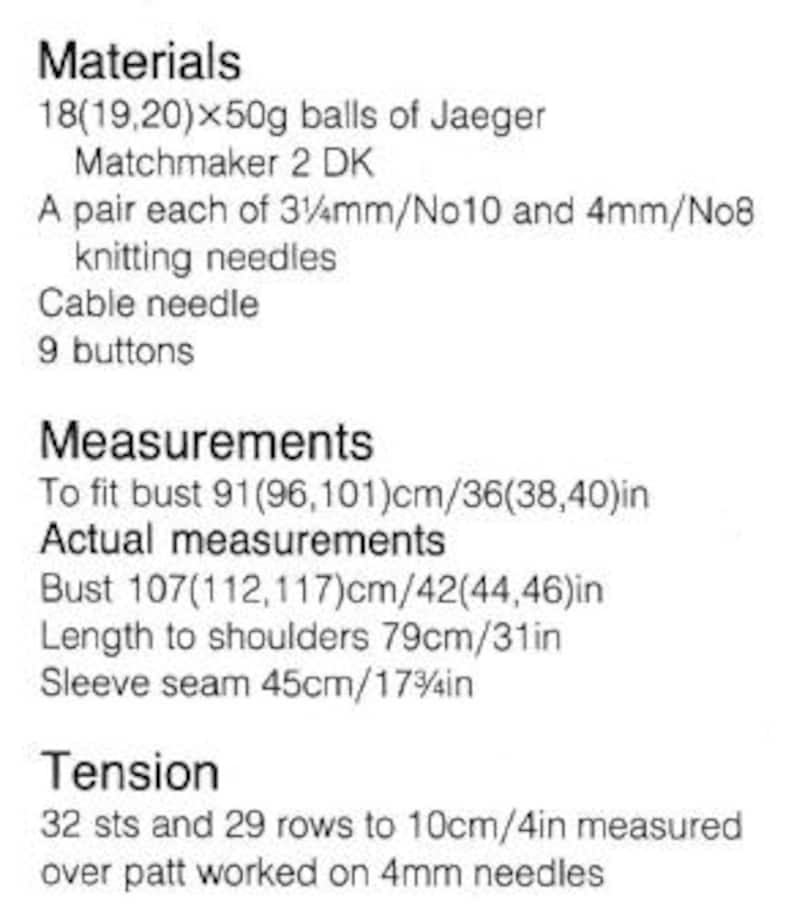 Pu&ograve; includere: Una pagina di istruzioni per la maglia con testo che descrive materiali, misure e tensione. Le misure includono circonferenze del busto di 91, 96 e 101 cm. La cucitura della manica &egrave; di 45 cm.