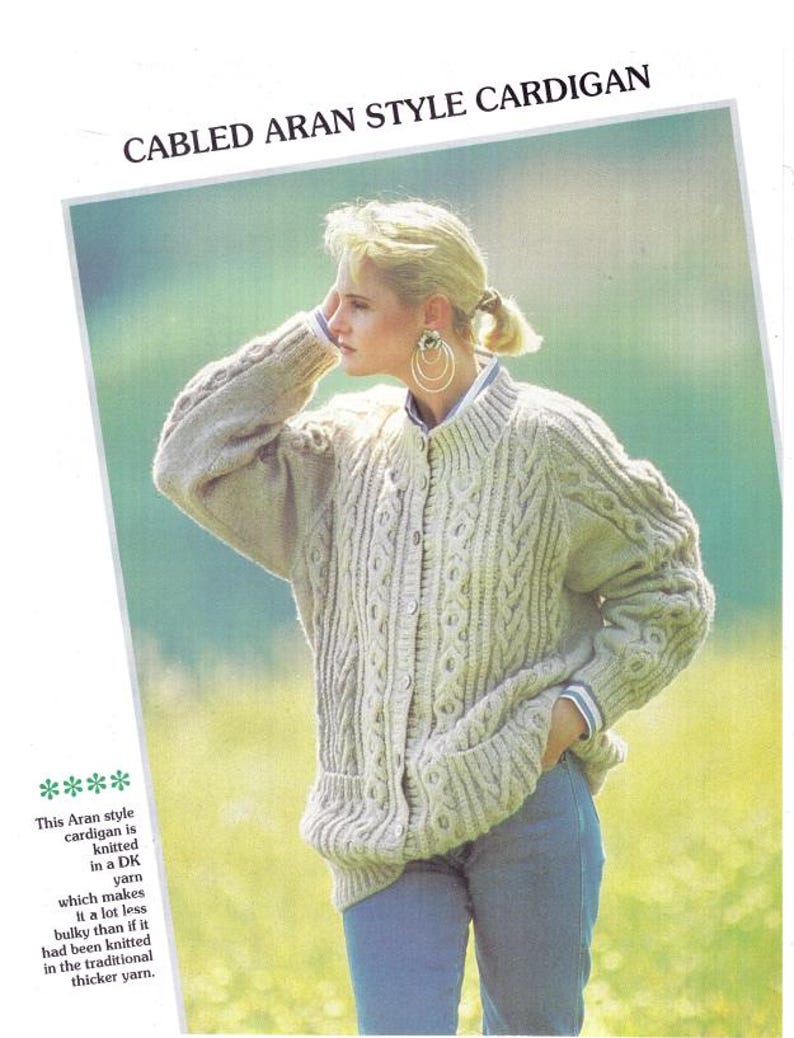 Pu&ograve; includere: Un cardigan beige in stile Aran a maglia a treccia con chiusura a bottoni. Il maglione presenta intricati motivi a treccia e viene indossato con jeans blu. L'immagine include il testo "CABLED ARAN STYLE CARDIGAN".