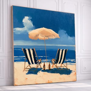 Può includere: Un dipinto a olio quadrato su tela che raffigura una scena di spiaggia con due sedie a sdraio a righe blu e bianche rivolte verso l'oceano. Un ombrellone beige con frange si trova tra le sedie, con due bottiglie di vetro marrone sulla sabbia.