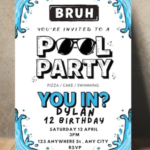 Könnte beinhalten: Eine weiße Einladung mit blauen Akzenten und dem Text "BRUH, YOU'RE INVITED TO A POOL PARTY." Enthält Details für eine Geburtstagsfeier mit dem Namen Dylan, Datum, Uhrzeit und RSVP-Informationen. Verfügt über ein Spritzermotiv.