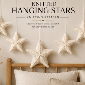 Può includere: Uno schema per maglia per stelle appese, con il testo KNITTED HANGING STARS, KNITTING PATTERN, Create a beautiful star garland for cozy home decor, BEGINNER FRIENDLY e PDF INSTANT DOWNLOAD visibile nell'immagine.