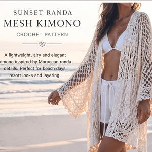 Może przedstawiać: Kremowe kimono z siateczki z wzorem szydełkowym. Kimono ma długie rękawy i delikatny, ażurowy wzór. Tekst na zdjęciu brzmi "SUNSET RANDA MESH KIMONO CROCHET PATTERN".