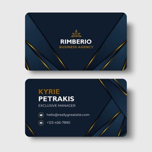 Könnte beinhalten: Zwei Visitenkarten mit einem dunkelblauen und goldenen Design. Die obere Karte trägt die Aufschrift "RIMBERIO BUSINESS AGENCY" mit einem goldenen Logo. Die untere Karte zeigt "KYRIE PETRAKIS EXCLUSIVE MANAGER" mit Kontaktinformationen.