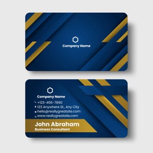 Pode incluir: Dois cartões de visita com um design moderno. Os cartões apresentam um fundo azul escuro com listras diagonais douradas e formas geométricas. O cartão superior exibe "Company Name". O cartão inferior inclui informações de contato e o nome "John Abraham, Business Consultant."