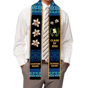 Könnte beinhalten: Ein Abschlussstola mit schwarzem Hintergrund, verziert mit blauen geometrischen Mustern und goldenen Zierleisten. Sie zeigt weiße und rosa Orchideenblüten, den Text "CLASS OF 2025" und Platz für individuelle und Schulnamen.