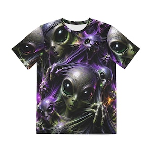 Könnte beinhalten: Ein kurzärmeliges T-Shirt mit einem durchgehenden Grafikdruck von mehreren grauen außerirdischen Wesen mit großen schwarzen Augen. Die Figuren sind mit leuchtenden violetten Ranken und netzartigen Strukturen auf dem Stoff verwoben.