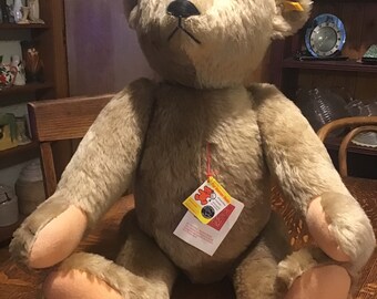 24” Steiff bear, Autographed by Hans-Otto Steiff 1985, excellent condition. 0155/60, Gold Button, RARE AUTOGRAPHED