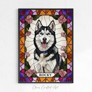 Könnte beinhalten: Gerahmte Glasmalerei mit einem lächelnden Husky-Hund namens Rocky. Der Hund hat blaue Augen, schwarz-weißes Fell und ein blaues Halsband. Das Kunstwerk ist von einem farbenfrohen Blumenrand mit dem Text "Chris Crafted Art" umgeben.