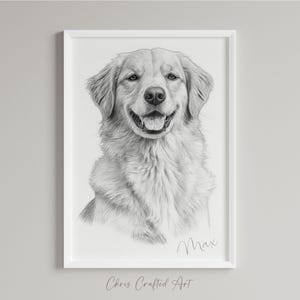 Könnte beinhalten: Gerahmte Bleistiftzeichnung eines Golden Retriever Hundes. Das Kunstwerk ist in Schwarzweiß gehalten, mit detaillierten Schattierungen und Texturen. Der Hund lächelt mit herausgestreckter Zunge. Der Name "Max" ist kursiv geschrieben. Der Künstlername steht unten.