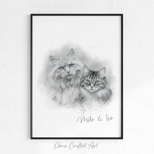 Könnte beinhalten: Schwarz gerahmter Druck mit einer Aquarell-Illustration von zwei Katzen in Grautönen. Die Katzen sind mit detailliertem Fell und ausdrucksstarken Augen dargestellt. Der Druck ist mit "Milo & Leo" und "Chris Crafted Art" signiert.