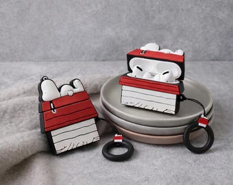 Snoopy Doghouse AirPods Case – Cute Cartoon Silicone Cover with Keychain – Kawaii Protective AirPods Pro Case – Gift for Peanuts Lovers
