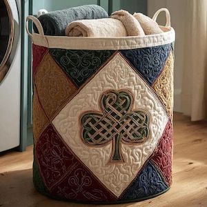 Può includere: Una tazza di ceramica bianca con manico nero e la scritta "But First, Coffee" in grassetto nero. La tazza è posta su uno sfondo sfocato. La tazza misura circa 10 cm di altezza.