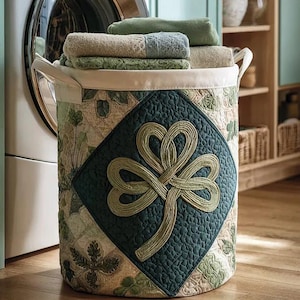 Può includere: Un vassoio da portata in legno fatto a mano con finitura naturale. Il vassoio ha una forma rettangolare con angoli arrotondati e due manici intagliati. La venatura del legno è visibile, aggiungendo fascino rustico. Dimensioni: 40,6 cm x 25,4 cm x 5,1 cm.