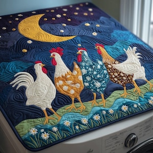 Puede incluir: Funda acolchada para lavadora con un diseño de cuatro gallinas caminando por un paisaje. El diseño incluye una luna creciente amarilla, estrellas y margaritas. El fondo es azul oscuro con detalles acolchados.