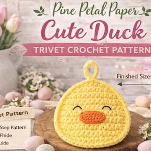 Puede incluir: Un salvamanteles de ganchillo amarillo con forma de pato, pico naranja y ojos sonrientes. El salvamanteles mide aproximadamente 20 cm de diámetro. También se incluye el texto "Cute Duck Trivet Crochet Pattern".