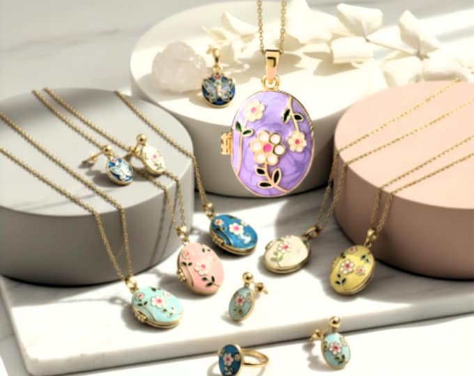 Personalized Floral Oval Locket Necklace – Engraved Keepsake Gift for Her, Memorial & Valentine Jewelry