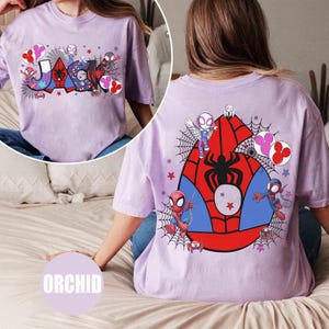Puede incluir: Camiseta color orqu&iacute;dea con un gr&aacute;fico colorido del nombre "JACK" e ilustraciones de Spider-Man. La parte trasera muestra un gran emblema de Spider-Man con dise&ntilde;os de personajes y detalles de telara&ntilde;as.