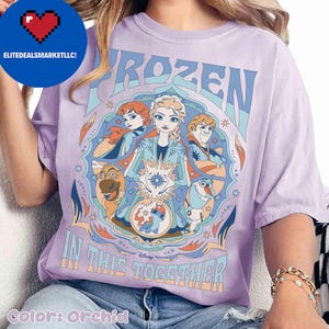 K&ouml;nnte beinhalten: Orchideenfarbenes T-Shirt mit einer Grafik aus dem Disney-Film Frozen. Das Design zeigt Elsa, Anna, Kristoff, Olaf und Sven, mit den Worten "FROZEN IN THIS TOGETHER". Das T-Shirt hat einen Rundhalsausschnitt und kurze &Auml;rmel.