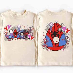 Puede incluir: Camiseta color crema con el nombre "JASON" en letras coloridas estilo c&oacute;mic y gr&aacute;ficos de Spider-Man. La parte trasera de la camiseta muestra un gran emblema de Spider-Man con ilustraciones de personajes y dise&ntilde;os de telara&ntilde;as.