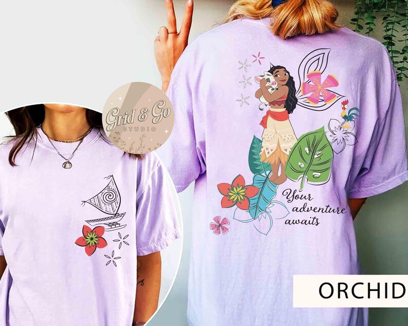 Może przedstawiać: Koszulki w kolorze orchidei z grafiką. Jedna koszulka przedstawia żagl&oacute;wkę i kwiaty, druga postać z kresk&oacute;wki z świnią, kwiatami i napisem "Your adventure awaits".