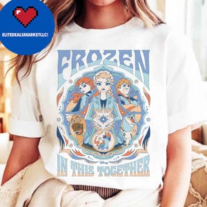 K&ouml;nnte beinhalten: Wei&szlig;es T-Shirt mit einem farbenfrohen Grafikdesign aus dem Disney-Film "Frozen". Das Design enth&auml;lt das Wort "FROZEN" in Blau sowie Bilder der Charaktere Anna, Elsa, Kristoff und Olaf. Der Text "IN THIS TOGETHER" ist ebenfalls enthalten.