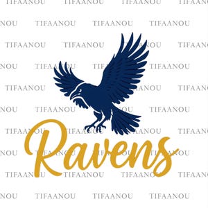 Op de afbeelding: Een marineblauwe raven-afbeelding met uitgestrekte vleugels, boven het woord "Ravens" in gouden letters. Het ontwerp staat op een witte achtergrond met het herhaalde woord "TIFAANOU".