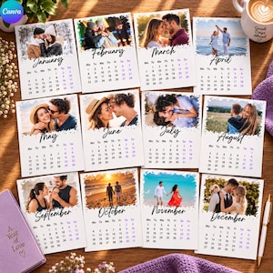Puede incluir: Un calendario de pared de doce meses que presenta páginas mensuales individuales con fotografías personalizadas de parejas e individuos, nombres de meses impresos en negro en fuente cursiva y cuadrículas de fechas numéricas.