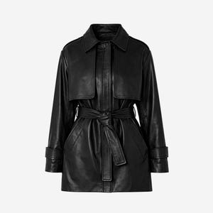 Könnte beinhalten: Ein schwarzer Ledertrenchcoat mit einem Taillengürtel und einem klassischen Kragen. Der Mantel hat lange Ärmel mit Manschettendetails und ein doppeltes Brustdesign. Der Mantel ist mittellang und bietet einen eleganten und raffinierten Look.