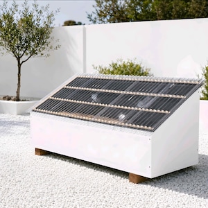 Peut inclure: Un châssis de jardin rectangulaire blanc doté d'un toit incliné en plastique ondulé transparent. La structure présente des panneaux latéraux blancs pleins et repose sur deux poutres de support en bois, laissant voir l'intérieur sous le couvercle.