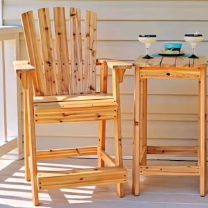 Peut inclure: Un ensemble de chaise de style Adirondack et de table d'appoint en bois. La chaise a un dossier à lattes et des accoudoirs. La table d'appoint a un plateau carré et une étagère inférieure. L'ensemble est en bois clair, adapté à l'extérieur.
