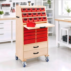 Könnte beinhalten: Ein Aufbewahrungswagen aus hellem Holz mit drei Reihen kleiner roter Kunststoffbehälter oben, einer klappbaren Arbeitsfläche, zehn roten Schubladen in zwei Spalten und zwei größeren unteren Schubladen, montiert auf vier schwenkbaren Rollen.