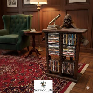 Puede incluir: Un mueble de almacenamiento de DVD de madera oscura con múltiples estantes llenos de DVD. Un pequeño telescopio y libros se encuentran en la parte superior, junto con una escultura de madera tallada. El mueble está sobre una alfombra estampada.