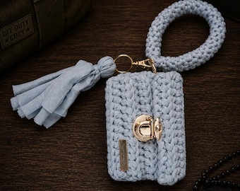 Cartera de mano trenzada hecha a mano en color verde salvia/menta con borla.