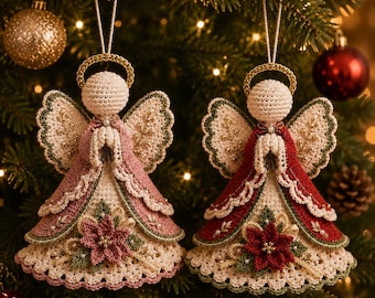 Puede incluir: Dos adornos de ángeles de ganchillo colgados de un árbol. Un ángel tiene un vestido rosa empolvado y el otro un vestido rojo oscuro. Ambos tienen alas color crema con bordados dorados, un halo dorado y un detalle de flor de pascua en la falda.
