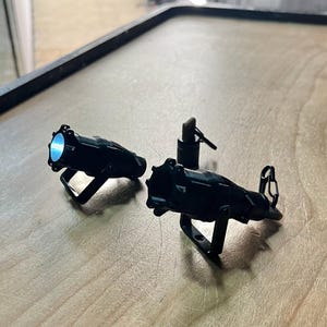 Puede incluir: Un letrero de madera rústico con el texto "Welcome to our home" en un estilo manuscrito. El letrero presenta un acabado envejecido y un diseño sencillo y acogedor, ideal para un porche o entrada.