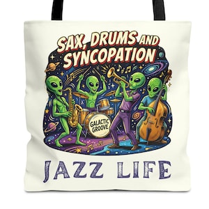 Peut inclure: Un sac fourre-tout crème avec des anses noires illustré de quatre extraterrestres verts jouant des instruments de jazz. Le texte indique "SAX, DRUMS AND SYNCOPATION" et "JAZZ LIFE" avec "GALACTIC GROOVE" sur la grosse caisse sur fond spatial.