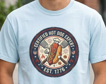 Camiseta "Especialista Certificado em Cachorro-Quente" | Distintivo Retrô de Cachorro-Quente, Est. 1776 EUA 250º Aniversário