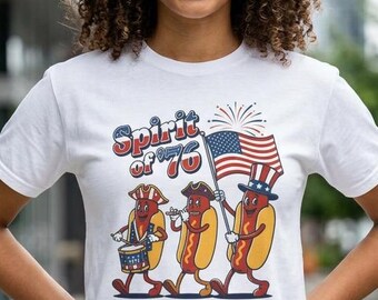Camiseta Spirit of 76 Patriotic Hot Dog Parade | Humor com a bandeira e os fogos de artifício do Quatro de Julho