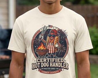Camiseta "Certified Hot Dog Handler" (Manipulador de Cachorro-Quente Certificado) - Humor | Design de distintivo de churrasco com linguiça grelhada - Dia dos Pais